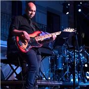 Actual bajista de Carlos Baute, bajista de gira y sesión profesional internacional!